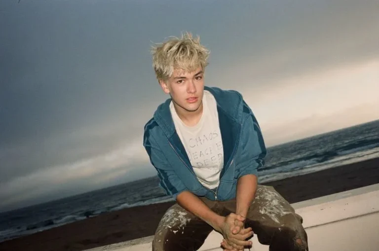 Hudson Stone ศิลปินดาวรุ่งมาแรงจาก Hollywood Records ปล่อยซิงเกิลเดบิวต์ “Overthinker”